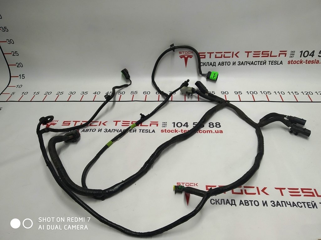 2 1004430-01-M Okablowanie tylnej ramy pomocniczej RWD dla Tesli. Ważny element popularnego amerykańskiego samochodu, zapewniający działanie elektronicznych elementów transportu. Przystosowany do montażu w samochodzie elektrycznym Tesla Model S. Okablowan